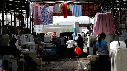 est envoyée à Dongxiaokou, un petit village à la périphérie de la capitale chinoise où des centaines de familles gagnent leur vie en récupérant les composants électroniques de ces déchets et revendant les pièces détachées.  (Kim Kyung-Hoon )