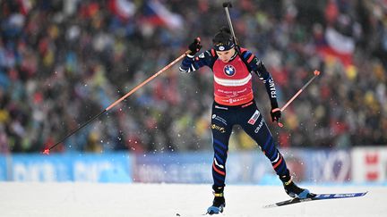 La Française Julia Simon lors de la poursuite des championnats du monde de biathlon, le 11 février 2024 à Nove Mesto (République tchèque). (JOE KLAMAR / AFP)