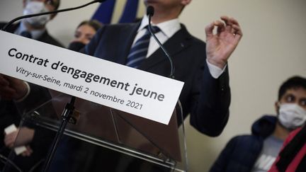 Emmanuel Macron, lors d'un déplacement&nbsp;autour du "contrat d'engagement jeune", à Vitry-sur-Seine (Val-de-Marne), le 2 novembre 2021. (JULIEN DE ROSA / AFP)