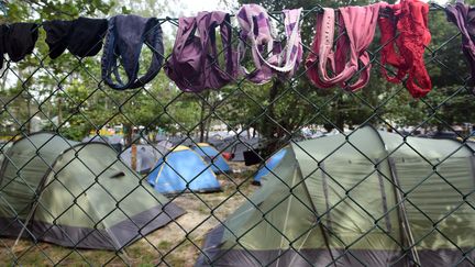 Le "Devillage", le camping des supporters belges lors du Mondial au Br&eacute;sil, situ&eacute; &agrave; Recreio, pr&egrave;s de Rio de Janeiro, le 20 juin 2014.&nbsp; (VOISHMEL / AFP)