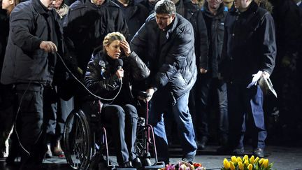 La leader de l'opposition&nbsp;Ioulia Timochenko se pr&eacute;pare avant de s'exprimer devant les manifestants anti-gouvernementaux sur la place de l'Ind&eacute;pendance &agrave; Kiev (Ukraine), le 22 f&eacute;vrier 2014. (BAZ RATNER / REUTERS)