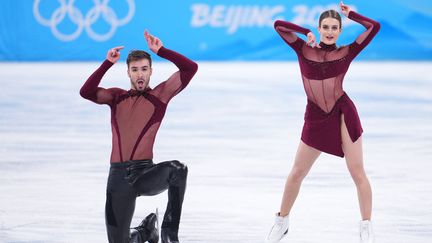 Les danseurs français Guillaume Cizeron et Gabriella Papadakis à l'entraînement sur la patinoire de Pékin, aux Jeux olympiques, le 9 février 2022. (KAZUKI WAKASUGI / YOMIURI / AFP)