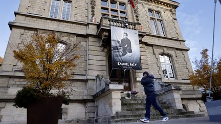 La photo de l'enseignant Samuel Paty est affichée sur la façade de la mairie de Conflans-Sainte-Honorine, dans les Yvelines, le 3 novembre 2020. (THOMAS COEX / AFP)