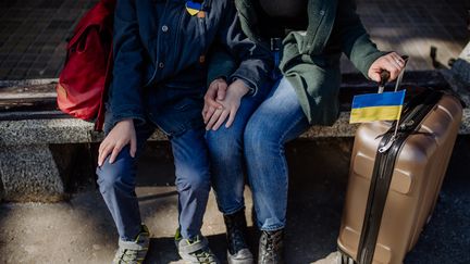 Des réfugiés ukrainiens attendent leur train dans une gare. Quels droits pour les réfugiés en France ? (HALFPOINT IMAGES / MOMENT RF / GETTY IMAGES)