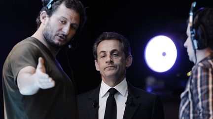 J-26 Le pr&eacute;sident candidat Nicolas Sarkozy patiente en coulisses avant son intervention dans l'&eacute;mission "le Grand Journal" sur Canal+ &agrave; Paris, le 10 avril 2012. (KENZO TRIBOUILLARD / AFP)