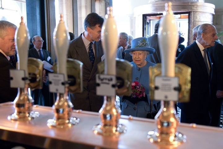 La reine Elizabeth II et le prince Philip (à droite), le 27 octobre 2016, dans un pub de Poundbury dans le sud-ouest de l'Angleterre. (JUSTIN TALLIS / AFP)