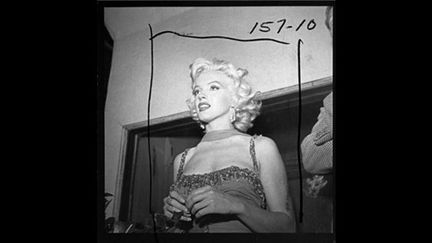 Des documents personnels (extraits du journal intime de la star, négatifs, planches contacts, anecdotes, confidences,…) sont exposés et aident à décrypter la personnalité de Norma Jean / Marilyn.
 (Bernard of Hollywood)