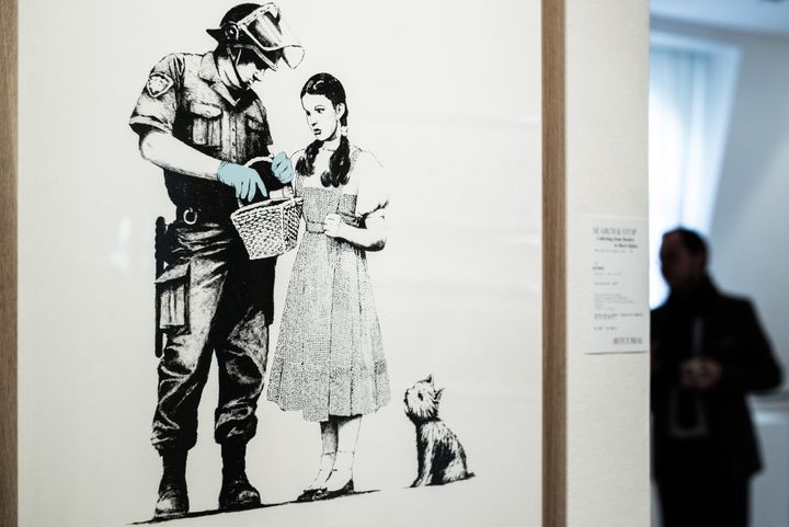 "Stop and Search" (2007), une sérigraphie de Banksy en vente chez Artcurial (octobre 2018
 (Philippe Lopez / AFP)