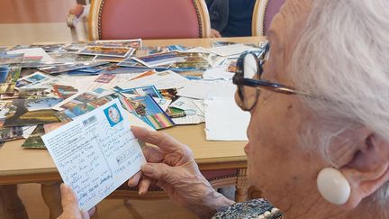 Residents of the Thaon-les-Vosges nursing home discover the thousands of letters they receive from all over the world. (JULES BRELAZ / FRANCEINFO)