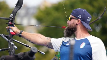 L'archer français Guillaume Toucoullet aux Invalides lors des Jeux paralympiques de Paris, le 29 août 2024. (BENJAMIN LOYSEAU / AFP)