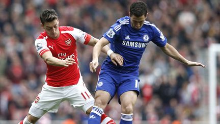 Duel d'artistes entre Mesut Özil (Arsenal) et Eden Hazard (Chelsea) (ADRIAN DENNIS / AFP)