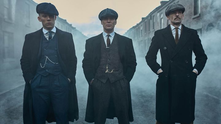 Costume en tweed, casquette gavroche et montre à gousset, le gang des Peaky Blinders porte des tenues toujours très élégantes. (Robert viglasky / Caryn Mandaba / ALLOCINE)