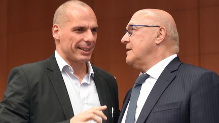 Le ministre des Finances grec, Yanis Varoufakis, s'entretient avec son homologue fran&ccedil;ais, Michel Sapin, le 11 mai 2015, lors d'une r&eacute;union de l'Eurogroupe, &agrave; Bruxelles (Belgique). (EMMANUEL DUNAND / AFP)