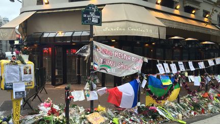 Devant ce bar du 10e arrondissement, les terroristes ont tué cinq personnes il y a trois semaines.