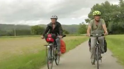 La France est en train de devenir une destination phare en matière de cyclotourisme. C’est le cas dans le Rhône où les vacanciers pédalent au cœur de paysages à couper le souffle. (FRANCE 2)