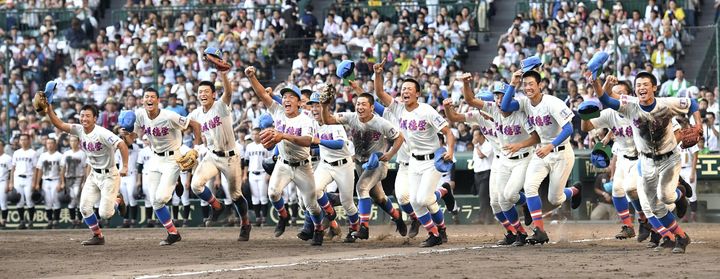 Les lycéens d'Hanasakitokuharu célèbrent leur titre au Koshien d'été en 2018 (MOTOKI NAKAJIMA / YOMIURI)