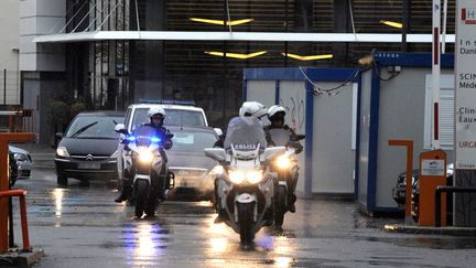 La police escorte l'ambulance du pr&eacute;sident alg&eacute;rien&nbsp;Abdelaziz Bouteflika quittant une clinique de Grenoble (Is&egrave;re), samedi 15 novembre 2014.&nbsp; (JEAN-PIERRE CLATOT / AFP)