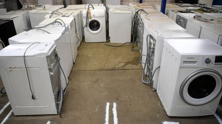 Des machines à laver en attente de recyclage. Photo d'illustration. (DAMIEN MEYER / AFP)