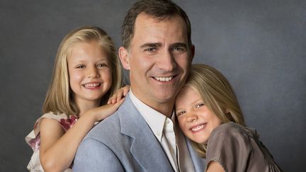 Le futur roi d'Espagne, Felipe, pose avec ses filles, le 18 juin 2014 &agrave; Madrid (Espagne). (CASA DE S. M. EL REY / NOTIMEX / AFP)