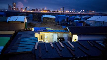 Depuis la&nbsp;"jungle", le port de Calais apparaît à l'horizon, mardi 23 février 2016.&nbsp; (MAXPPP)