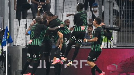 Les Lensois fêtent le premier but de la rencontre face à l'OM.&nbsp; (CHRISTOPHE SIMON / AFP)