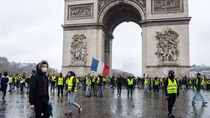 Des manifestants "gilets jaunes", à l'Arc de triomphe à Paris, le 1er décembre 2018. (KARINE PIERRE / HANS LUCAS / AFP)