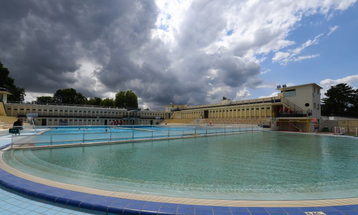 Vue générale de la piscine de Bruay-la-Buissière (Pas-de-Calais). (DENIS CHARLET / AFP)