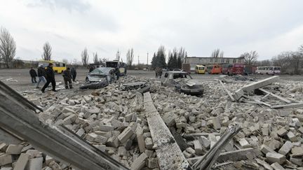 Des voitures endommagées après une attaque d'artillerie qui a fait un mort et un blessé à Volnovakha, sur le territoire contrôlé par la Russie, le 9 mars 2023. (STRINGER / ANADOLU AGENCY / AFP)