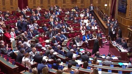 Lundi 18 décembre, une commission mixte paritaire entre députés et sénateurs tentera de trouver un compromis sur le projet de loi immigration. Si elle n'est pas conclusive, Emmanuel Macron se dit prêt à abandonner le texte.