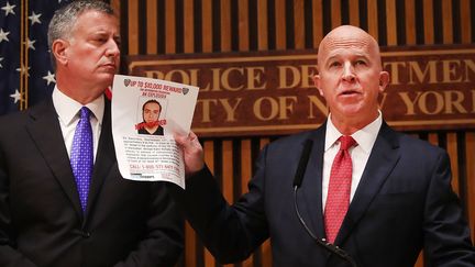 Le commissaire de police James O'Neill et le maire de New York Bill de Blasio présentent la photo du suspect des attentats à&nbsp;New York et dans le New Jersey, le 19 septembre 2016. (SPENCER PLATT / GETTY IMAGES NORTH AMERICA / AFP)