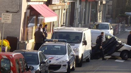 La police &agrave; Vienne (Is&egrave;re), apr&egrave;s la d&eacute;couverte des corps de deux enfants et de leur m&egrave;re dans un appartement,&nbsp;le 15 novembre 2012. (CITIZENSIDE / AFP)