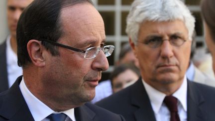 Fran&ccedil;ois Hollande, accompagn&eacute; du ministre de l'Ecologie, Philippe Martin, en visite &agrave; Valence-sur-Ba&iuml;se (Gers), le 3 ao&ucirc;t 2013. (MAXPPP)