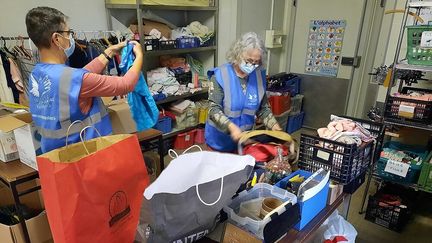 Des bénévoles du Secours populaire à Marseille, le 29 avril 2021. (Fred Chapuis/Radio France)