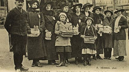 Certains soldats n’ont personne pour les réconforter. Des associations de femmes se mettent en place pour s’occuper d’eux. Elles leur écrivent des lettres, leur envoient des photos, des mandats, des vêtements chauds, du tabac ou des vivres pour rendre leur quotidien plus supportable. (Akg-Images)