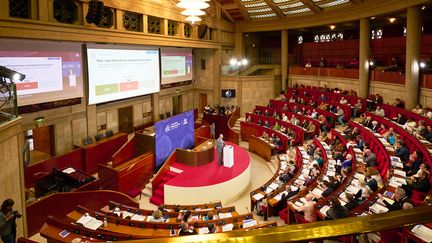 Les membres de la convention citoyenne participent à une session de vote, le 5 mars 2023, au Conseil économique, social et environnemental, à Paris. (KATRIN BAUMANN / CESE)