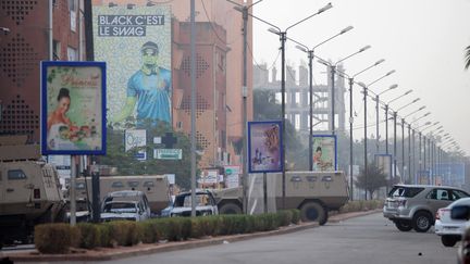 Des véhicules blindés dans les rues de Ouagadougou, samedi 16 janvier, au lendemain d'une attaque jihadiste contre l'hôtel Splendid.&nbsp; (AHMED OUOBA / AFP)