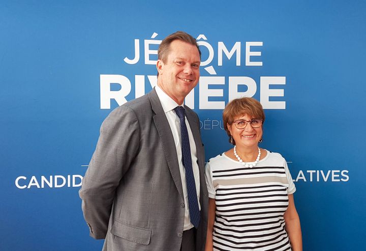 Jérôme Rivière, candidat du Front national, et sa suppléante Chantal Lopez, le 19 mai 2017, à Saint-Cyr-sur-Mer (Var). (ILAN CARO / FRANCEINFO)