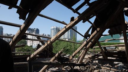 Le toit d'un bâtiment endommagé après des frappes de drones survenues à Kiev (Ukraine), le 28 mai 2023. (DANYLO ANTONIUK / ANADOLU AGENCY / AFP)