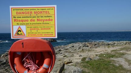 Un panneau d'avertissement affiché sur le littoral de Penmarc'h en Bretagne. (ST?PHANE GUIH?NEUF / MAXPPP)