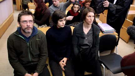 Sept des neuf militants de Greenpeace mis en cause pour s'&ecirc;tre infiltr&eacute;s dans une centrale nucl&eacute;aire, au tribunal de Troyes (Aube), le 20 janvier 2012. (FRAN&Ccedil;OIS NASCIMBENI / AFP)