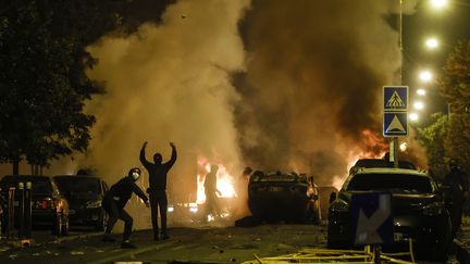 Voiture renversée et brûlée à Nanterre, le 29 juin 2023. (YOAN VALAT / EPA)