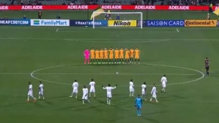 Les footballeurs de l'Arabie Saoudite éparpillés dans leur moitié de terrain, lors d'un match qualificatif pour le Mondial 2018, à Adélaïde (Australie), le 8 juin 2017. (CAPTURE ECRAN FOX SPORTS)