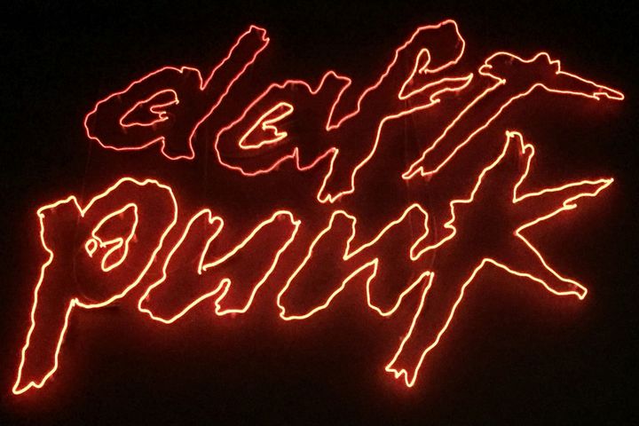 Le logo de Daft Punk plane sur l'exposition "Electro" à la Philharmonie.
 (Laure Narlian / Culturebox)
