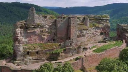 Le territoire des Vosges détient un riche patrimoine naturel et architectural. Le château médiéval de&nbsp;Falkenstein offre par exemple une vue imprenable.&nbsp; (CAPTURE D'ÉCRAN FRANCE 2)