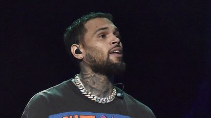 Le chanteur, rappeur, compositeur et acteur américain Chris Brown le 19 septembre 2021 à Concord (Californie, Etats-Unis). (TIM MOSENFELDER / GETTY IMAGES NORTH AMERICA)