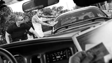 Des membres du RID (Robbery Intervention Detail)&nbsp;de Miami (Floride, Etats-Unis)&nbsp;font un contr&ocirc;le de routine, en&nbsp;2012. (PAOLO PELLEGRIN / MAGNUM PHOTOS / POSTCARDS FROM AMERICA)