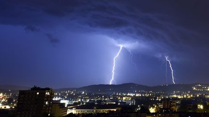 Un orage à Saint-Etienne (Loire), le 14 octobre 2022.&nbsp; (MAXPPP)