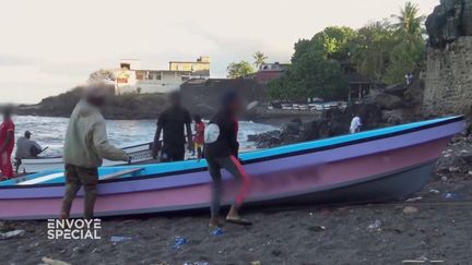 "C'est du business, c'est pas du trafic" : "Envoyé spécial" a infiltré des filières de passeurs qui organisent les traversées de l'île d'Anjouan à Mayotte (ENVOYÉ SPÉCIAL  / FRANCE 2)