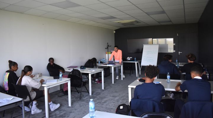 Girls in one row, boys in the other: in class, the young players at the PSG training center still tend not to mix.  (Hortense Leblanc)