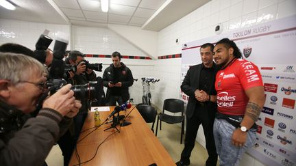 Ma'a Nonu, nouveau joueur du RCT, avec le président toulonnais Mourad Boudjellal (BOUTRIA LUC / MAXPPP)